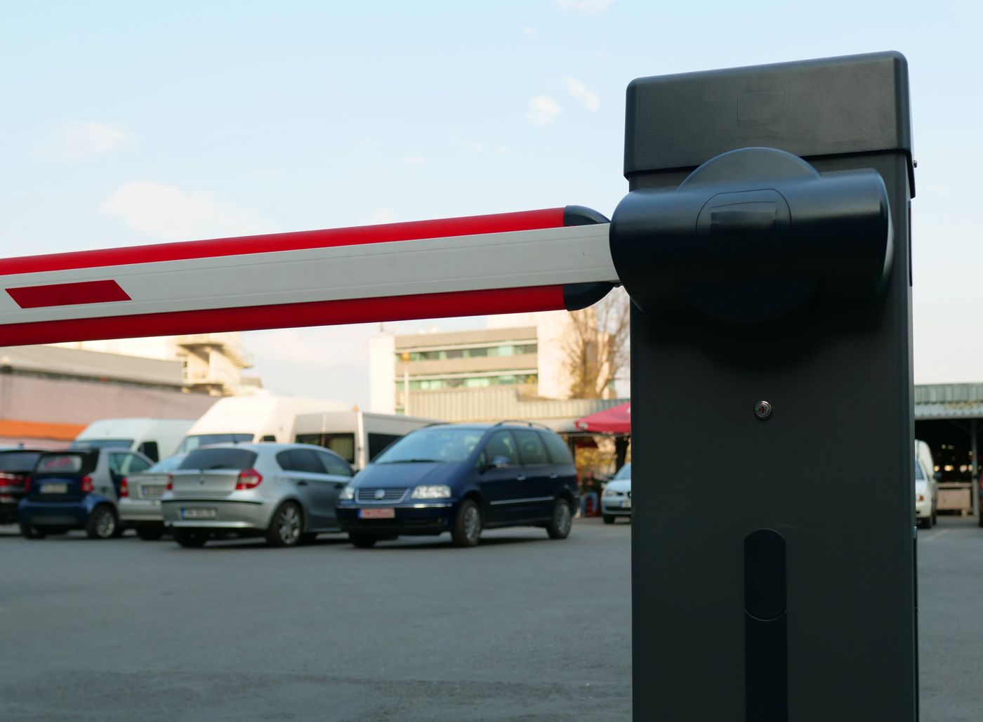 Automatic barrier arm controlling a parking entrance